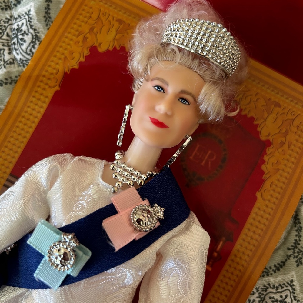 70th Anniversary portrait doll of Queen Elizabeth II - Picture 3 of 6